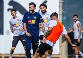 Carlos Corberán, dando instrucciones en un entrenamiento.