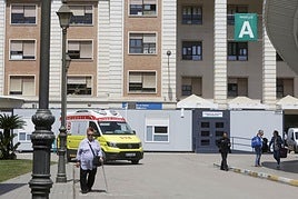 La mujer ha sido trasladada al Hospital General, tras ser estabilizada por el equipo médico del SAMU.