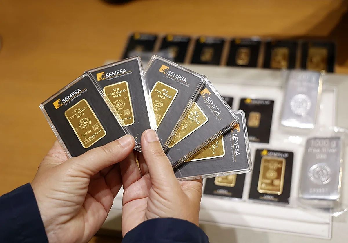 Imagen de varios lingotes de oro en una joyería valenciana