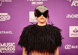 Rosalía, en la alfombra roja de Los40 Music Awards en Valencia.