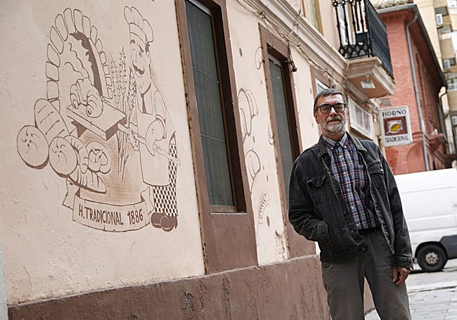 Joaquín Sastre, frente a la entrada del negocio que traspasa en la calle Ruaya.