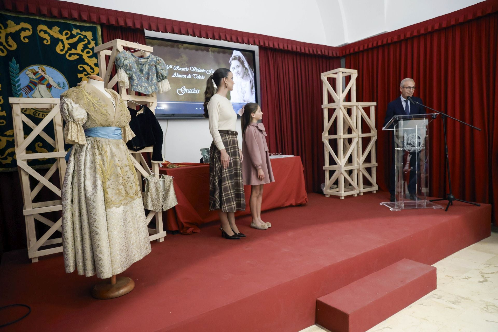 Junta Central Fallera amplía su ajuar de joyas y antigüedades