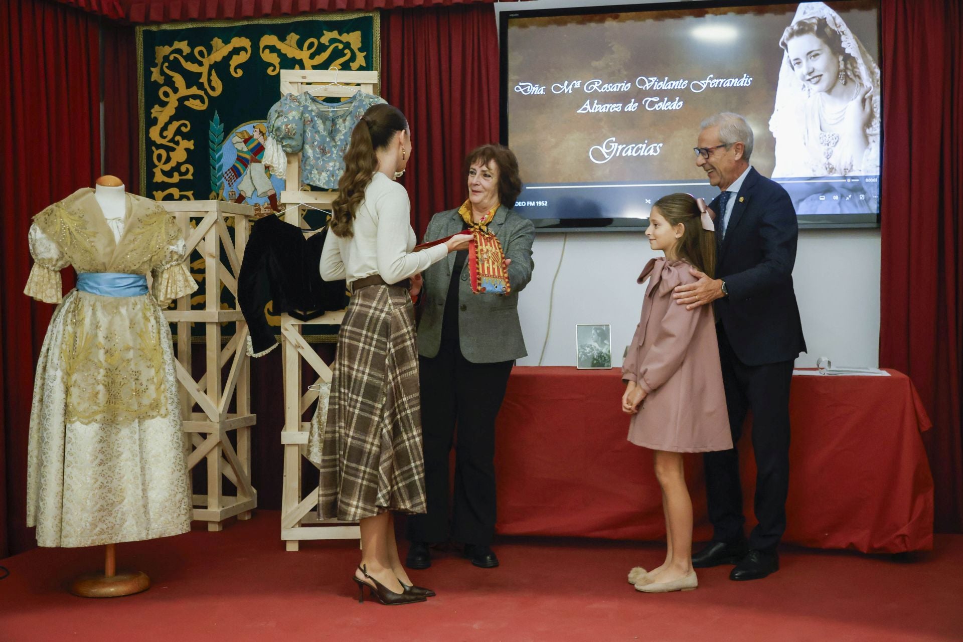 Junta Central Fallera amplía su ajuar de joyas y antigüedades