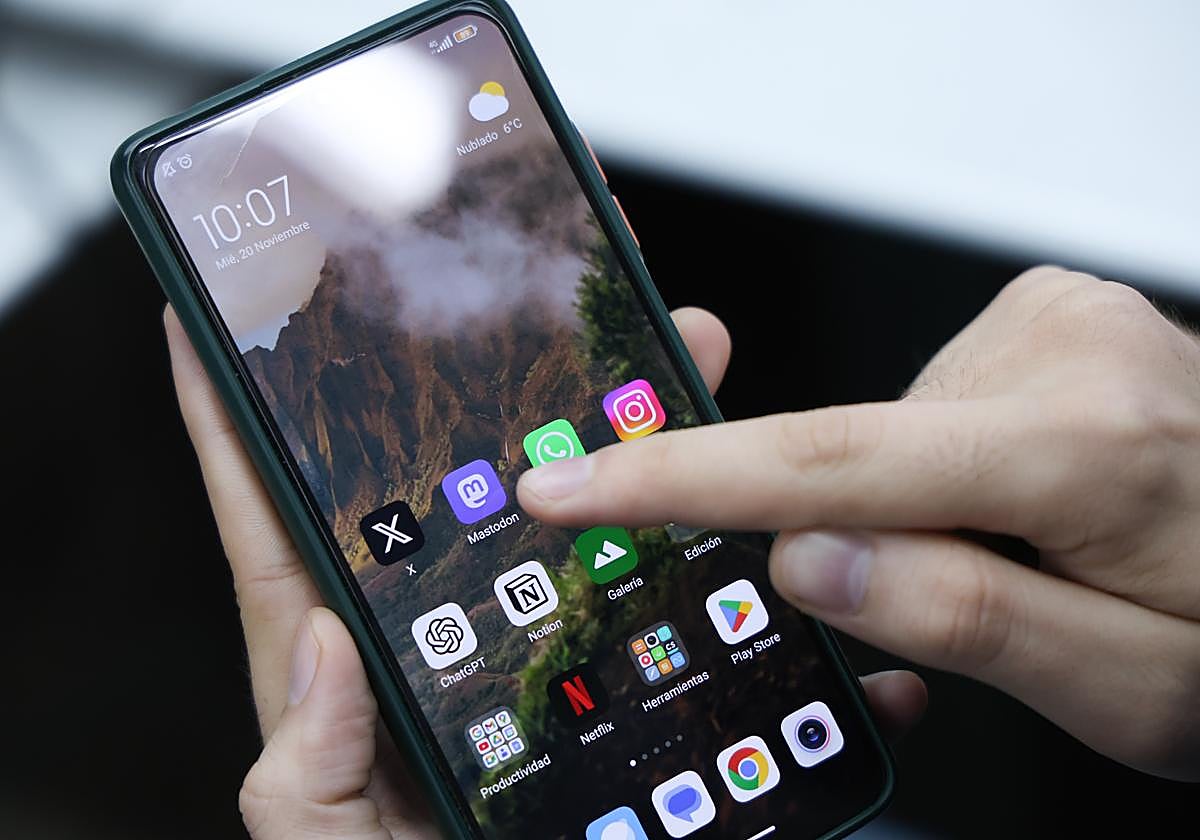 Un usuario consulta su teléfono móvil.