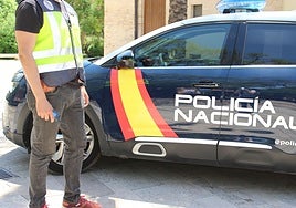Un agente de la Policía Nacional junto a su vehículo, en una imagen de archivo.