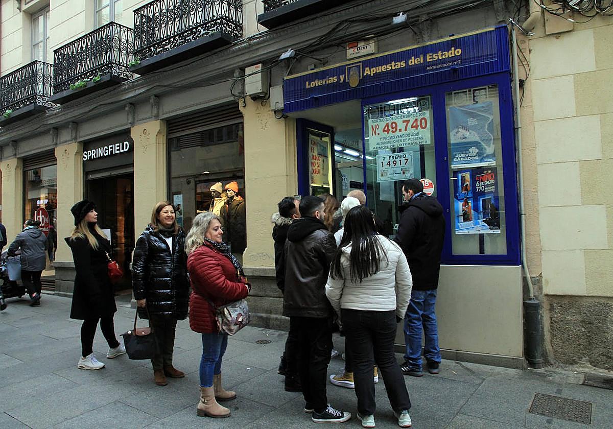 Colas en una administración de lotería para los sorteos de Navidad, en una imagen de archivo.