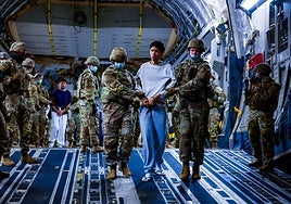 Militares de los Estados Unidos trasladan a varios miembros del grupo criminal a una prisión de El Salvador, en una imagen de archivo.