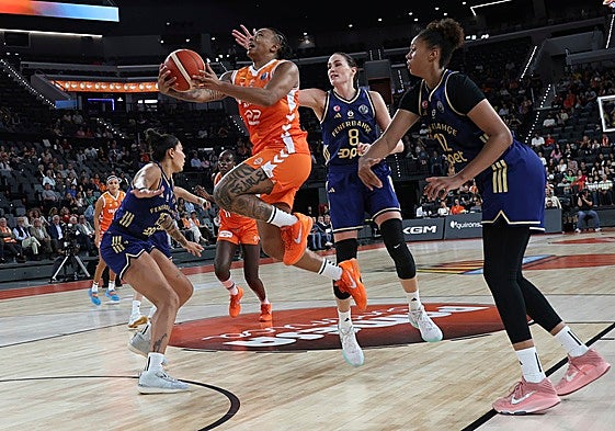 Tanaya Atkinson, en un partido del Valencia Basket en el Roig Arena.