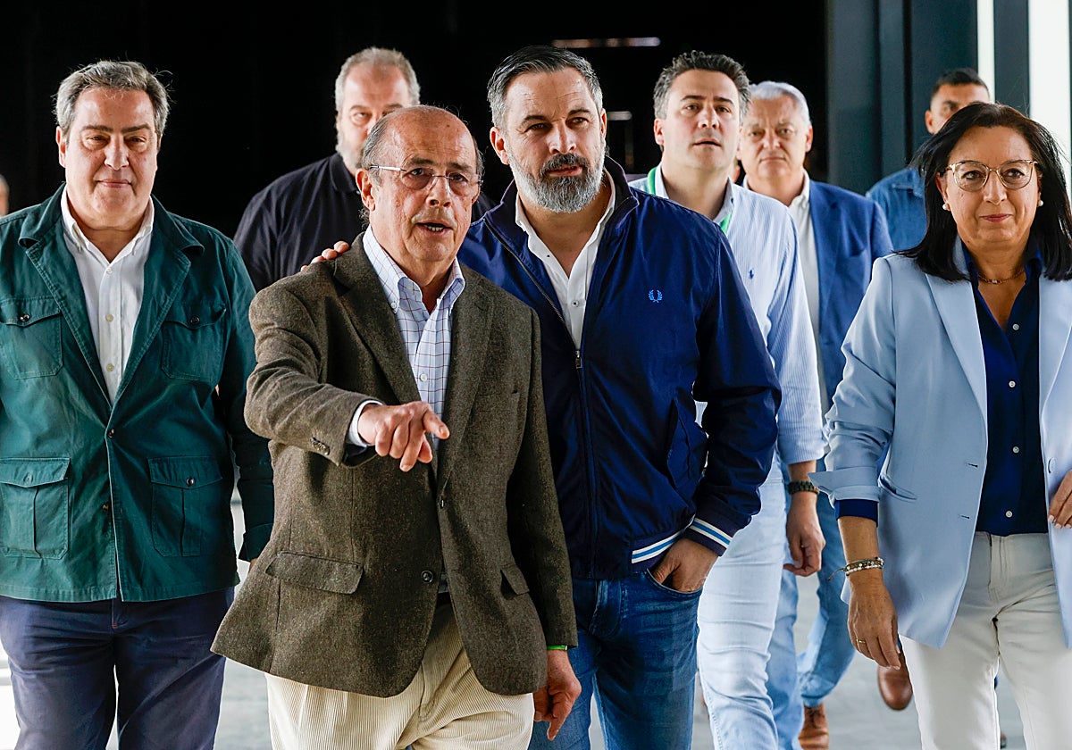 El líder de Vox, rodeado por dirigentes de su partido en la Comunitat, en un acto celebrado en abril en Valencia.