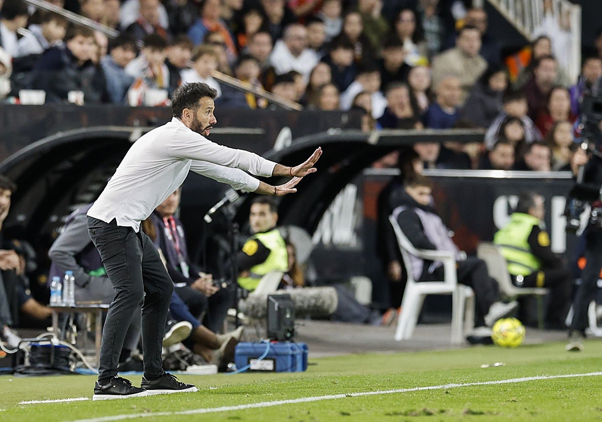 Corberán da indicaciones a sus futbolistas desde la banda de Mestalla contra el Betis.