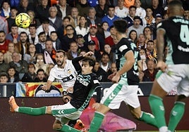 Rioja, frente al Betis en Mestalla.