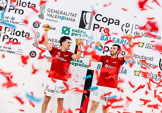 Montaner y Seve alzando la copa