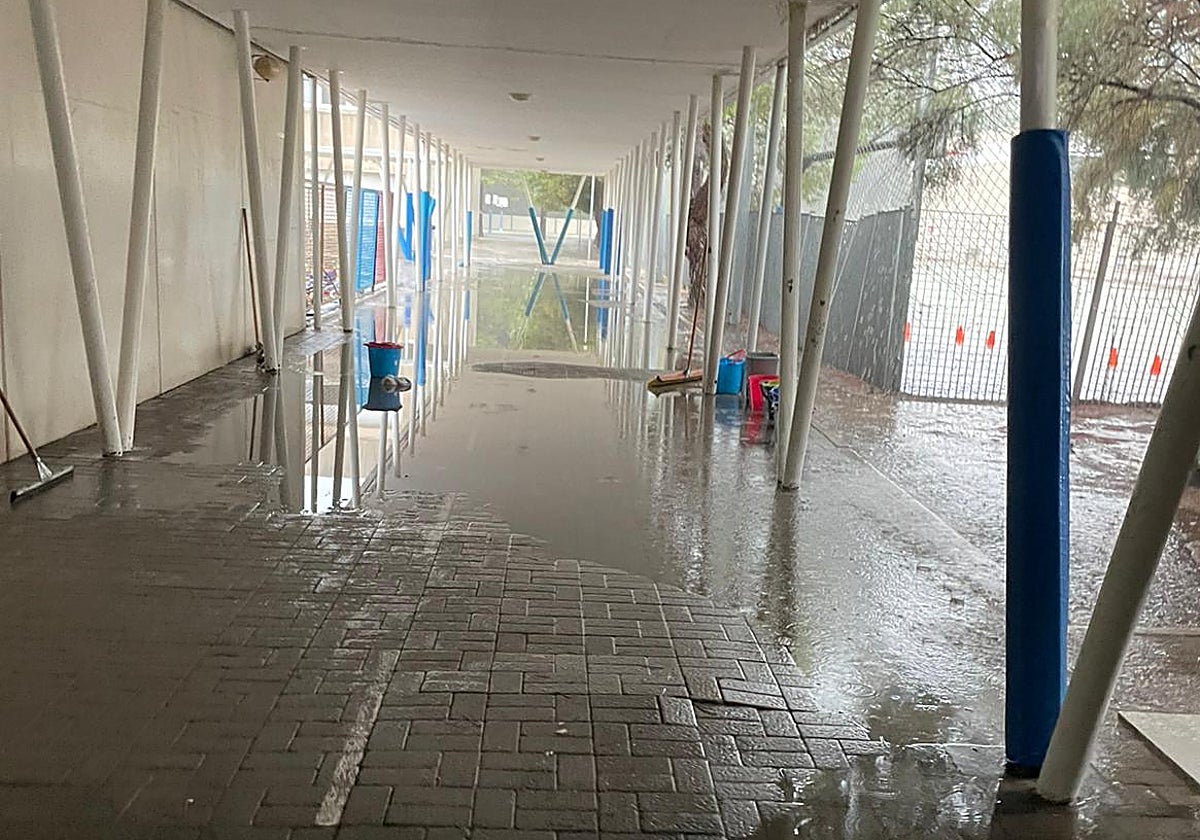 Efecto de las lluvias torrenciales en el CEIP Lluís de Santángel.