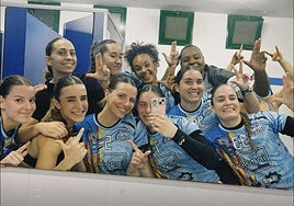 Las jugadoras del Handbol Mislata celebrando el punto