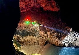 Helicóptero de Salvamento Marítimo realizando las labores de rescate.