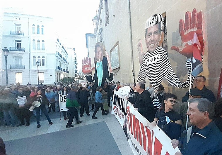 Los asistentes a la protesta, este domingo, concentrados ante Les Corts, en Valencia.