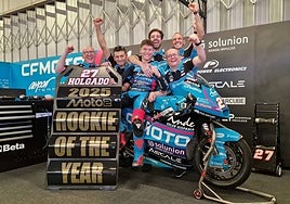 Dani Holgado y su equipo celebrando el título a rookie del año