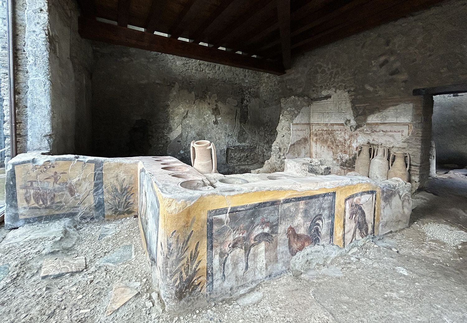 Descubren en Pompeya un cuenco egipcio usado en un antiguo local romano de comida rápida