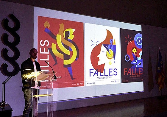 El autor, Vicent Ramón, con los tres carteles de Fallas.