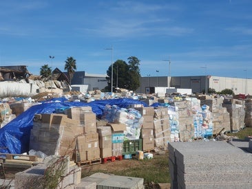 Productos donados a la intemperie.