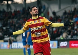 Sergio Lozano celebra un gol con su nuevo equipo.