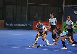 Jugadoras luchan por hacerse con la bola