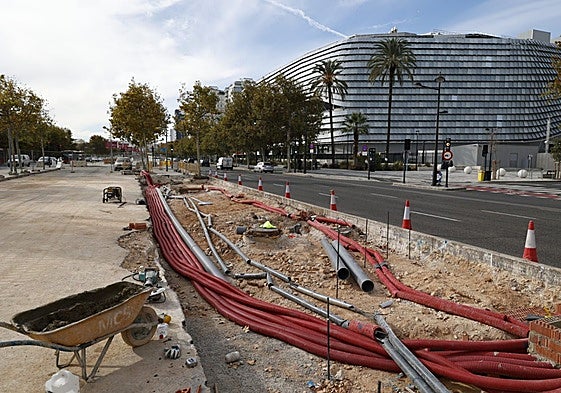 Mediana de la avenida Antonio Ferrandis, en obras, para hacer mejoras de la EMT frente al Roig Arena.
