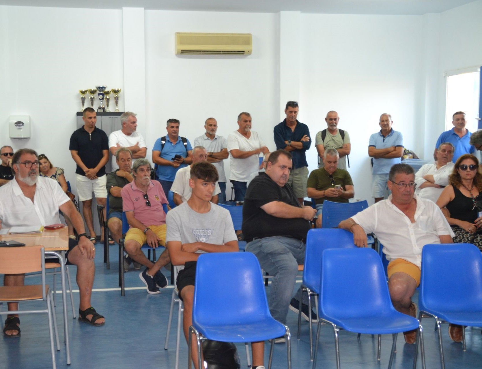 Asistentes a la asamblea de agosto, con Carpi al fondo.