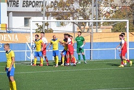 Jugadores dianenses defendiendo un córner.