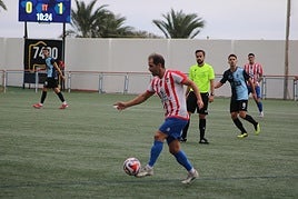 Edu Serrano con el balón.