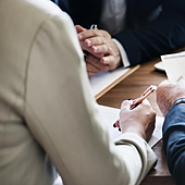 Una notaria desvela la mejor forma de aceptar una herencia con deudas: «Puedes no responder con tus bienes propios»