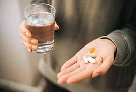 Una persona medicándose.