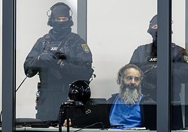 El acusado, custodiado por policía armada.