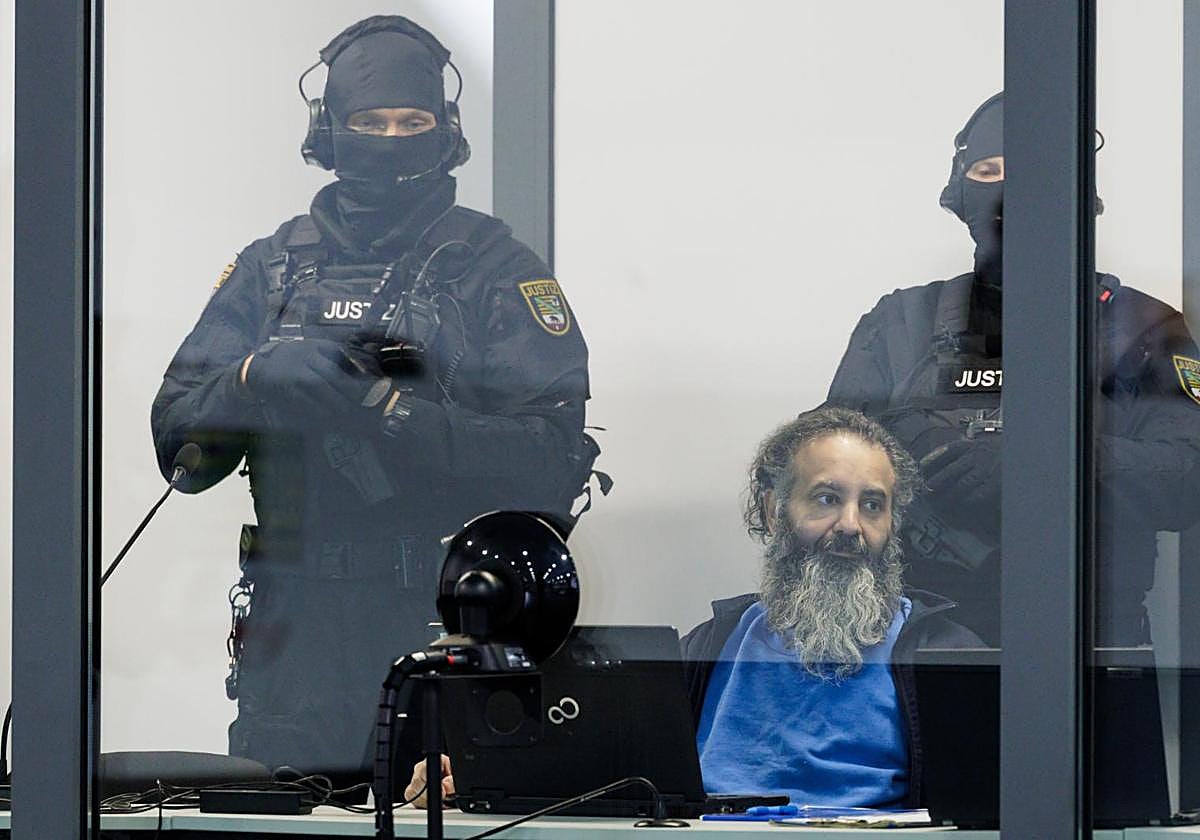 El acusado, custodiado por policía armada.