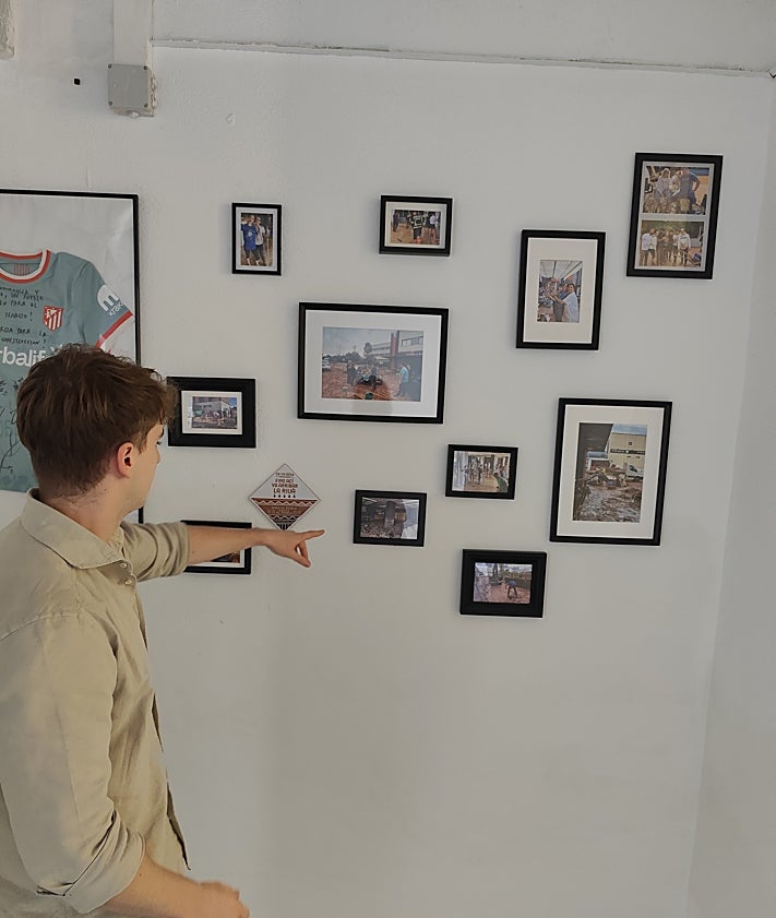 Imagen secundaria 2 - Marcelo Alcañiz, director del hotel Ignacio, muestra algunas de las fotografías expuestas sobre los daños que causó la dana en el recinto.