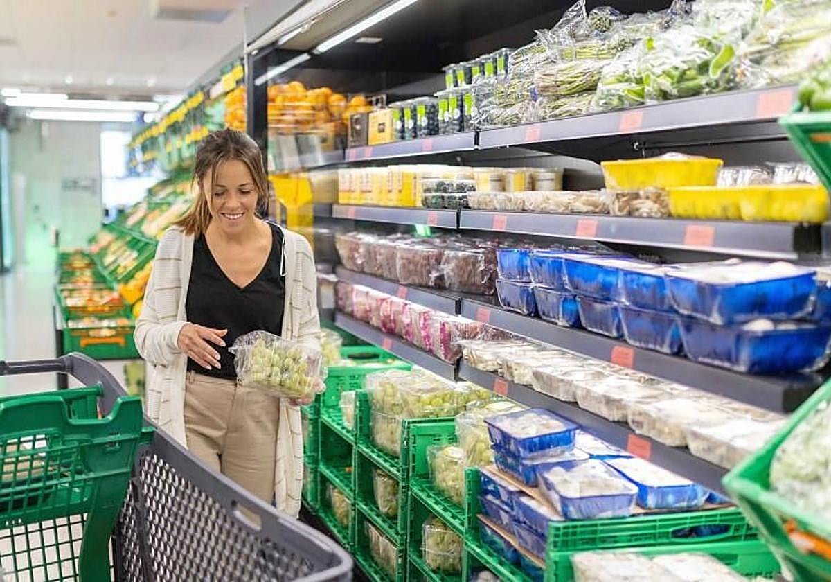 Una mujer hace la compra en Mercadona.