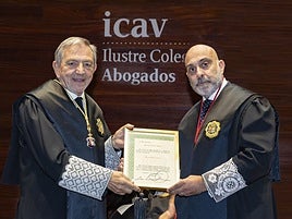 Blasco, con el reconocimiento que le entrega el decano del Colegio de Abogados de Valencia.