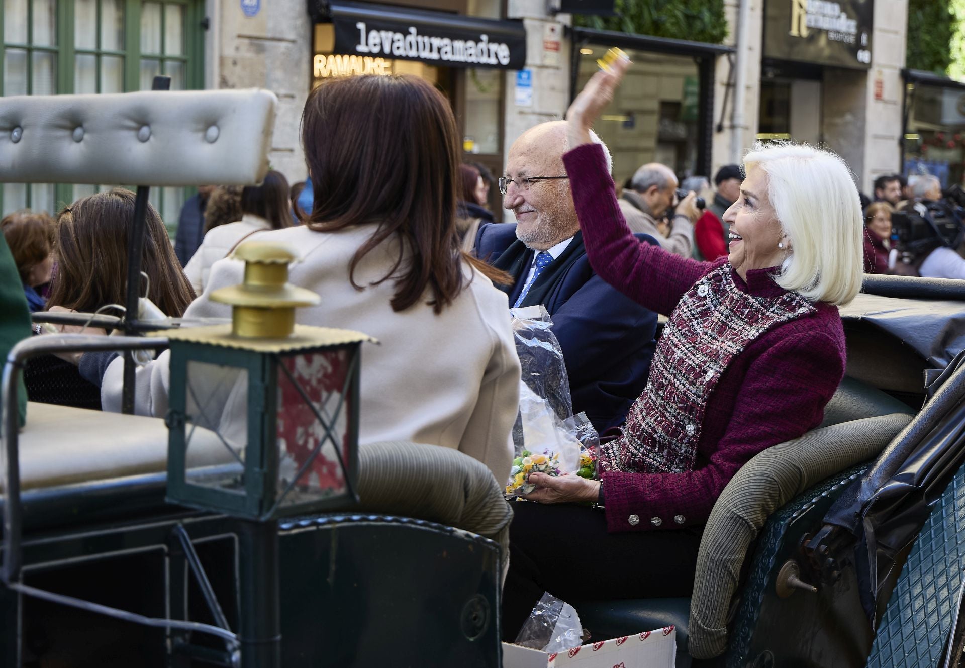 Imagen principal - Arriba, Juan Roig y Hortensia Herrero, en la procesión de San Vicente Mártir en 2024. A la izquierda, Juan Roig con su mujer y sus cuatro hijas. A la derecha, Fernando y Juan Roig.