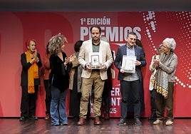 Arturo Checa, en el centro, recibe el premio a LAS PROVINCIAS.