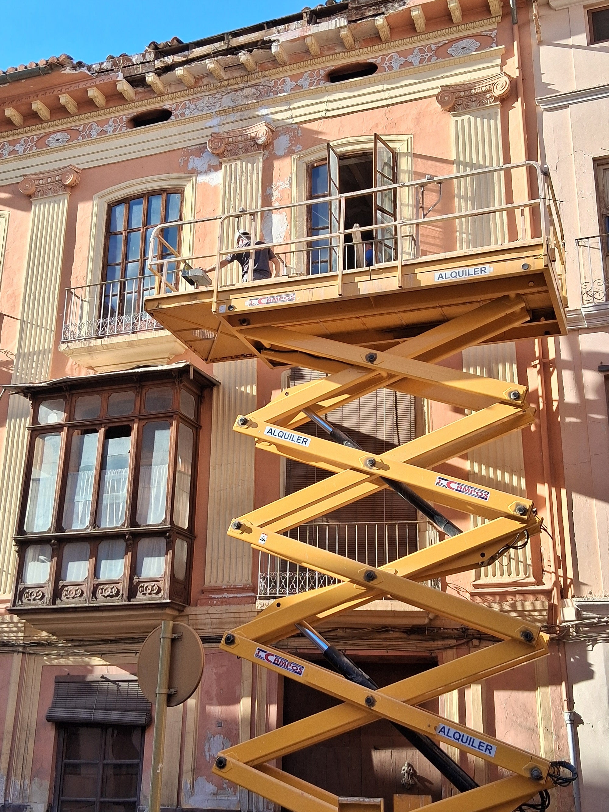 Detalle de la parte de la cornisa que se ha desprendido.