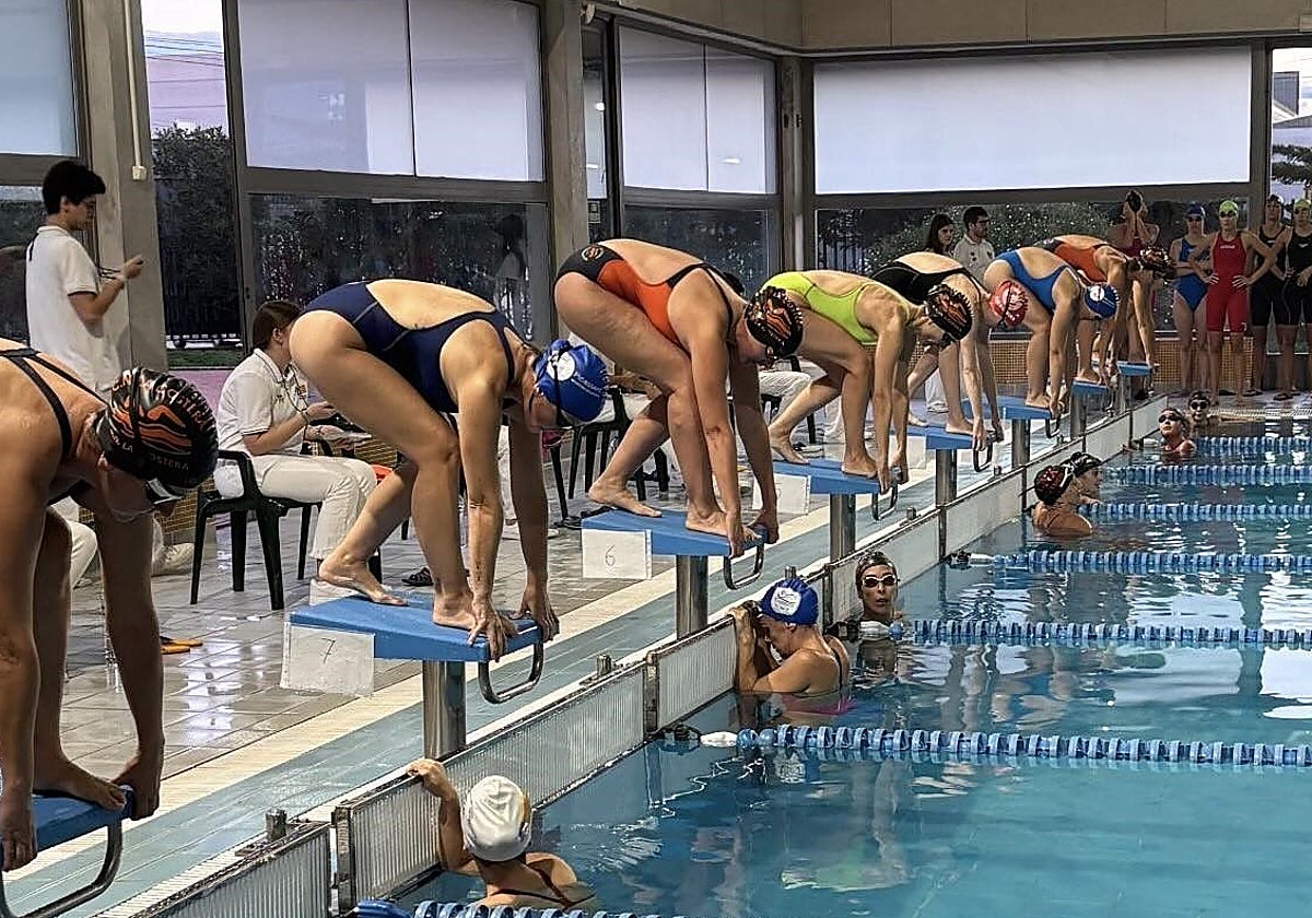 Nadadoras en posición para lanzarse en clavado