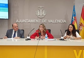 La concejala Julia Climent, en una rueda de prensa sobre presupuestos participativos.
