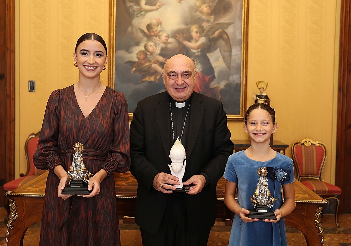 carmen Prades y Marta Mercader, junto al arzobispo de Valencia, Enrique Benavent.