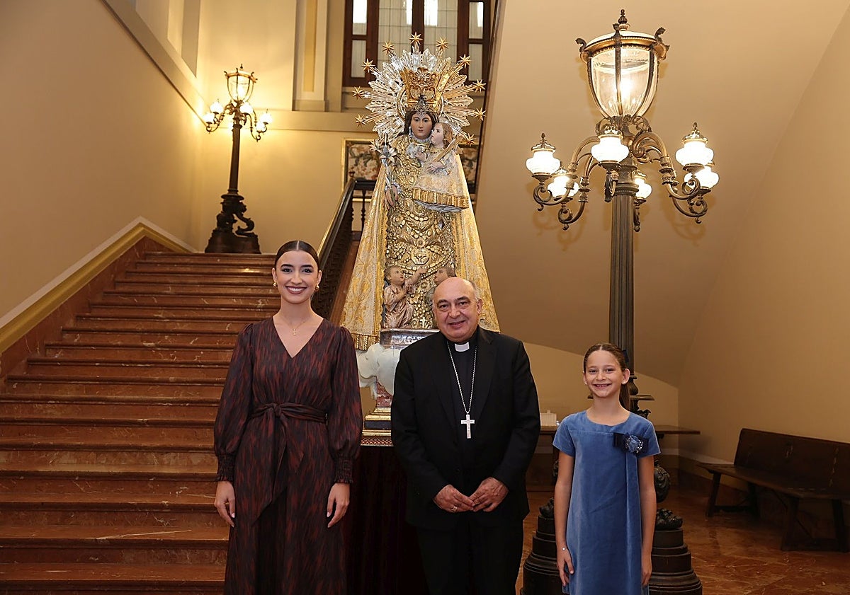 Imagen principal - Recepción en el Palacio Arzobispal de las falleras mayores de Valencia 2026, Carmen Prades y Marta Mercader.