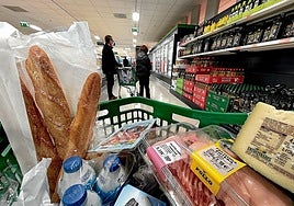 Imagen de un carro de la compra lleno en un supermercado