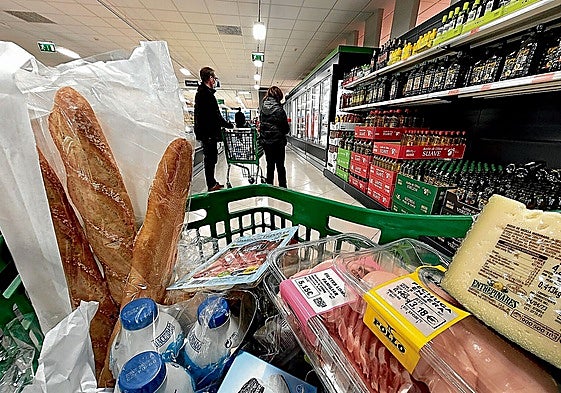 Imagen de un carro de la compra lleno en un supermercado