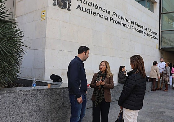 Alexandre junto a su letrada Silvia Moya, especialista en Derecho de Familia y Sucesiones del ICAV.