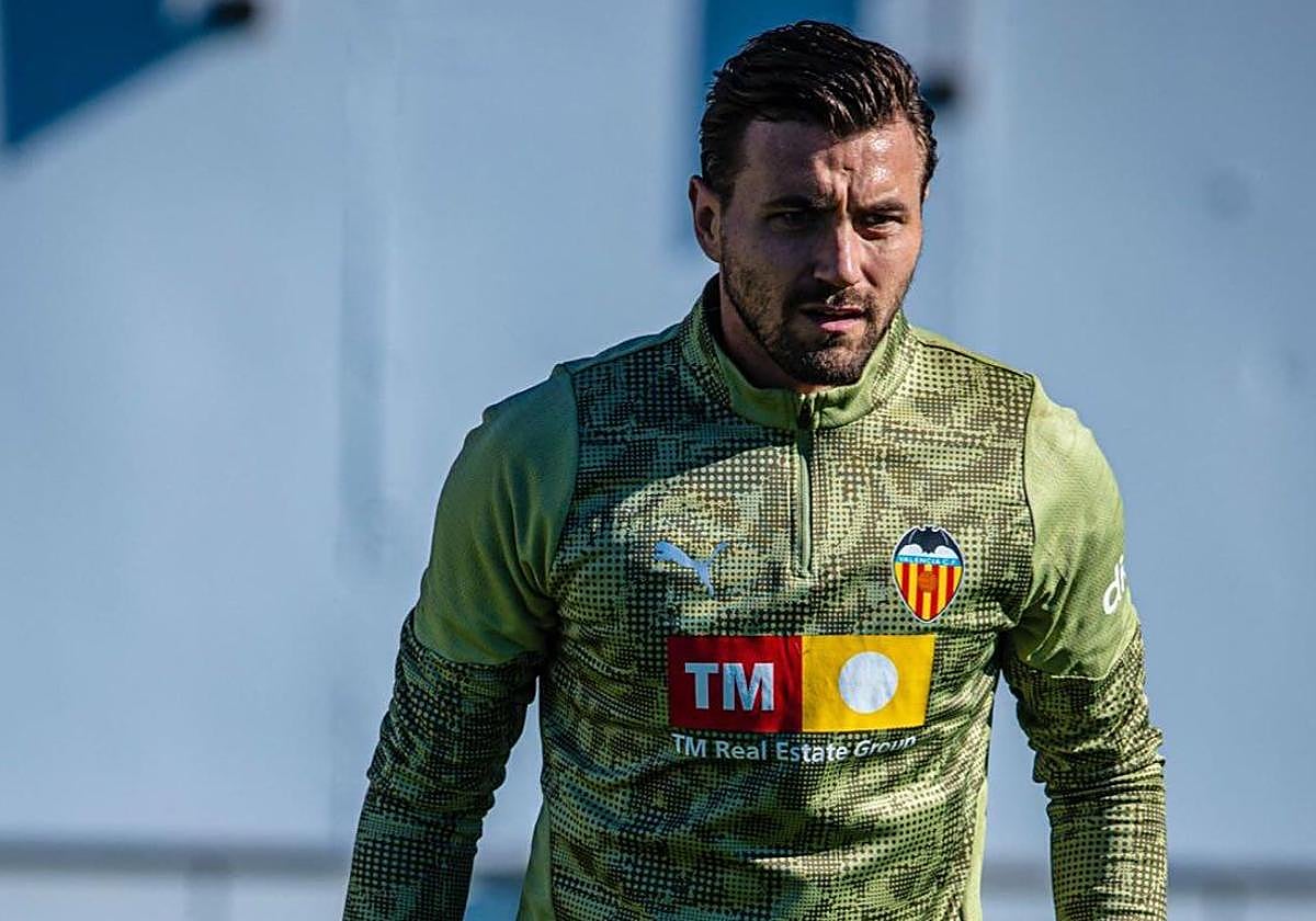 Stole Dimitrievski, en un entrenamiento con el Valencia.