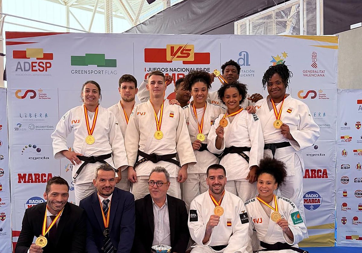 Equipo valenciano con la medalla de oro.