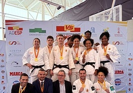 Equipo valenciano con la medalla de oro.
